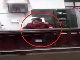 Varanasi News: जिला न्यायाधीश की कुर्सी पर बैठी महिला, खुद को जज बताकर देने लगी निर्देश