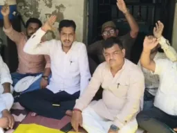 Ballia News: ई-रजिस्ट्री के निजीकरण के विरोध में दस्तावेज लेखकों की अनिश्चितकालीन हड़ताल शुरू