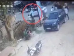 प्रेमिका के साथ जा रहे पति की कार से वाइपर पकड़कर लटकी पत्नी, 100 मीटर तक घिसटने का आरोप