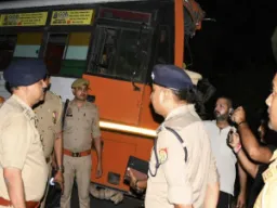 Bahraich News : बहराइच में रोडवेज बस और ट्रक की भीषण टक्कर, 17 घायल; चार की हालत गंभीर