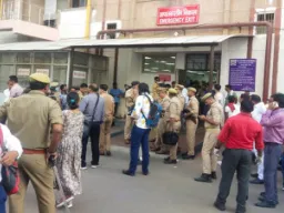 Lucknow Fire Tragedy: ट्रॉमा सेंटर में गूंजी चीखें और सिसकियां, अपनों की तलाश में भटकते रहे परिजन