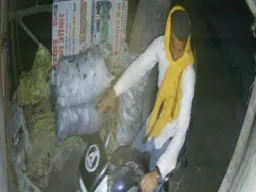 Ballia News : बांसडीह में अधिवक्ता के दरवाजे से सेकेंडों में चोरी हुई बाइक, CCTV में कैद हुआ चोर