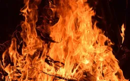 Ballia News : चूल्हे की चिंगारी से लगी आग, तीन झोपड़ियां और दो करकट के मकान जलकर राख