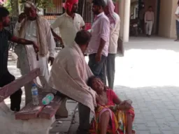 Ballia News: सड़क किनारे खड़ी बस से टकराई बाइक, पति-पत्नी की दर्दनाक मौत
