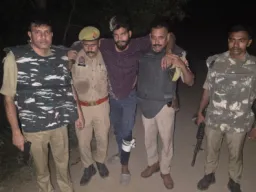Ballia News : 25 हजार के इनामी बदमाश को पुलिस ने मुठभेड़ में दबोचा, पैर में लगी गोली