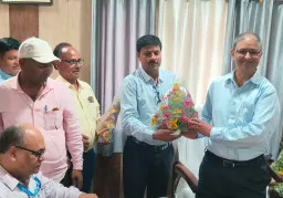 बलिया में इंडियन रेड क्रॉस सोसायटी ने नवागत सीएमओ डॉ. अभय नारायण राय का किया स्वागत