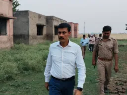 नौरंगा में कटानरोधी कार्य की धीमी रफ्तार पर भड़के डीएम, युद्धस्तर पर काम पूरा करने के निर्देश