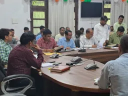 Ballia News : बलिया में बिजली विभाग की समीक्षा बैठक, लापरवाही पर अवर अभियंता निलंबित