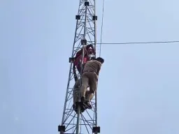 बस्ती में वायरलेस टावर पर चढ़कर प्रदर्शन करने वाली महिला पर मुकदमा दर्ज