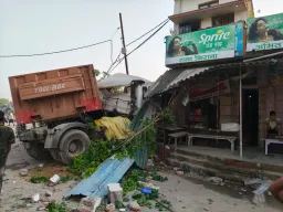 Mau-Rasra Road Accident : तेज रफ्तार ट्रेलर दुकानों में घुसा, लाखों की संपत्ति नष्ट, चालक घायल