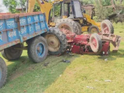 Ballia News: हुकुम छपरा गंगा घाट के पास पलटा ट्रैक्टर, चालक की दर्दनाक मौत
