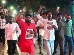 Ballia News : भरत तिवारी एनकाउंटर मामले में न्याय की मांग, हल्दी में निकला विशाल कैंडल मार्च