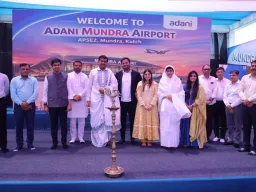 Adani Mundra Airport : मुंद्रा एयरपोर्ट से शुरू हुई पहली नियमित उड़ान सेवा, मुंबई-गोवा समेत 8 शहरों से बढ़ी कनेक्टिविटी