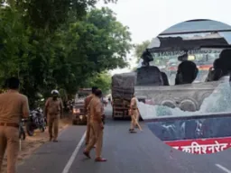 Agra News : तेज रफ्तार थार ने मचाया कहर, युवक की मौत के बाद भड़के ग्रामीणों ने किया हाईवे जाम, पुलिस पर पथराव