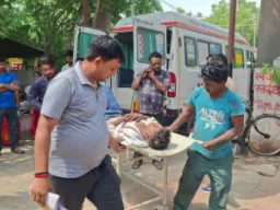 Barabanki News: ऑटो और बाइक की आमने-सामने भिड़ंत, गड्ढे में पलटा सीएनजी ऑटो; महिला समेत छह घायल