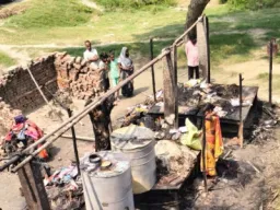 खाना बनाते समय लगी आग, चार झोपड़ियां राख; दो लाख नकदी समेत गृहस्थी का सामान स्वाहा