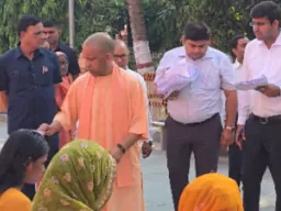 गोरखपुर में जनता दर्शन के दौरान सीएम योगी ने सुनीं 200 लोगों की समस्याएं, अधिकारियों को दिए सख्त निर्देश