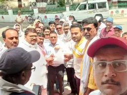बलिया में शिक्षकों का विशाल प्रदर्शन, टीईटी अनिवार्यता के विरोध में सरकार को सौंपा ज्ञापन