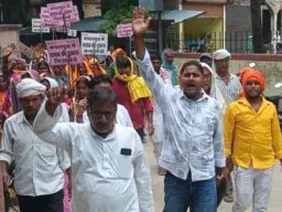 Ballia News : शराब दुकान के विरोध में महिलाओं और युवाओं का प्रदर्शन, एसडीएम ने लोकेशन समीक्षा के दिए निर्देश