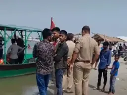 Farrukhabad News: भांजी को बचाने के लिए गंगा में कूदे पूर्व सैनिक, तेज धार में बहे; घंटों तलाश के बाद भी नहीं मिला सुराग