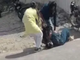 होटल के बाहर पत्नी ने पति को प्रेमिका संग पकड़ा, बीच सड़क पर हुआ हाईवोल्टेज ड्रामा