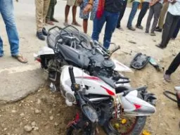 Ballia News : बोलेरो की टक्कर से बाइक सवार दो युवक गंभीर घायल, चालक वाहन छोड़कर फरार