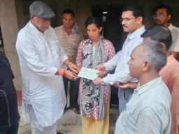 बलिया: हाईटेंशन करंट हादसे के पीड़ित परिवार को ₹10 लाख की सहायता, सीमा यादव को सौंपा गया चेक