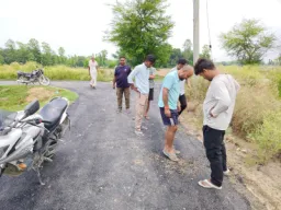 Ballia News : सड़क निर्माण में घटिया गुणवत्ता का आरोप, ग्रामीणों ने काम रुकवाया