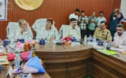 Ballia News : दिशा समिति की बैठक में विकास कार्यों की समीक्षा, अधूरी परियोजनाएं जल्द पूरी करने के निर्देश