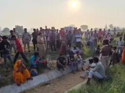 संभल: गंगा एक्सप्रेसवे पर डबल डेकर बस डिवाइडर से टकराई, 2 की मौत, दो दर्जन घायल