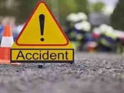 टीईटी परीक्षा देने जा रही महिला घायल, बाइक चालक की सड़क हादसे में मौत