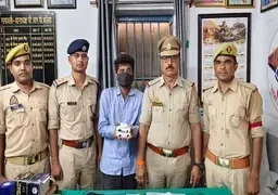 बलिया रेलवे स्टेशन से शातिर चोर गिरफ्तार, चोरी का सोने का लॉकेट और नकदी बरामद