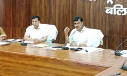 राजस्व वसूली में लापरवाही पर डीएम सख्त, अवैध खनन पर एफआईआर और वाहन सीज करने के निर्देश