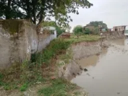 बलिया में सरयू का कहर: कई मकान नदी में समाए, सैकड़ों परिवारों पर मंडराया संकट; कटान पीड़ितों का धरना जारी