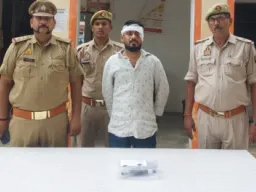 Ballia News : युवक को गोली मारने के मामले में एक आरोपी गिरफ्तार, तमंचा और खोखा कारतूस बरामद