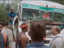 बलिया: एनएच-31 पर दो गिट्टी लदे ट्रकों की भिड़ंत, चालक गंभीर घायल