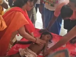 Ballia News : करंट की चपेट में आने से चार वर्षीय बच्ची की मौत, ग्रामीणों ने विद्युत विभाग पर लगाया लापरवाही का आरोप