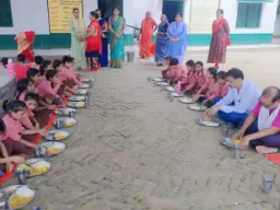 बलिया: बच्चों के साथ जमीन पर बैठकर BEO ने चखा मिड-डे-मील, शिक्षा व्यवस्था का लिया जायजा
