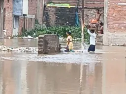 बलिया में गंगा-घाघरा का बढ़ा जलस्तर, कई इलाकों में घुसा बाढ़ का पानी; कटान से पलायन को मजबूर ग्रामीण