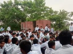 Shravasti News: नवोदय विद्यालय में खाने में कीड़े मिलने का आरोप, छात्रों ने शुरू की भूख हड़ताल; हॉस्टल की छत पर प्रदर्शन