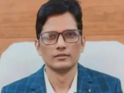 Ballia News: बच्चों के हाथ में रोटी-सब्जी देने की फोटो वायरल, BSA ने पूरे स्कूल स्टाफ और रसोइयों को किया तलब