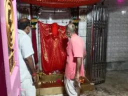 बलिया में प्राचीन पचेव देवी मंदिर से चांदी का मुकुट और छतरी चोरी, CCTV में कैद हुए नकाबपोश चोर