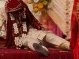 बलिया: दूसरी शादी के लिए जा रहे दूल्हे को पहली पत्नी ने रास्ते में रोका, बीच सड़क हुई मारपीट और हंगामा