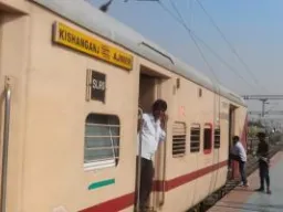बलिया रेलवे स्टेशन पर गरीब नवाज एक्सप्रेस का कोच अटेंडेंट 30 बोतल शराब के साथ गिरफ्तार
