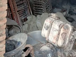 बलिया: शॉर्ट सर्किट से टेंट हाउस के गोदाम में लगी आग, लाखों का सामान जलकर राख