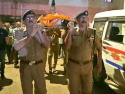 Ballia News : आरक्षी परितोष मिश्रा को नम आंखों से अंतिम विदाई, एसपी ओमवीर सिंह ने दिया कंधा