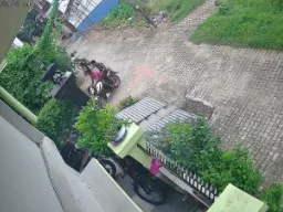 Ballia News : बलिया में दिनदहाड़े महिला के गले से चेन झपटी, CCTV में कैद हुई वारदात