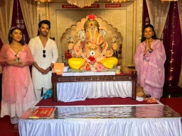 गणपति पंडाल पहुंचीं ‘थोड़ी सी उम्मीद, थोड़ा सा आसमान’ की आरती बिराजदार, किताब-पेन की अपील ने खींचा ध्यान
