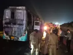 यमुना एक्सप्रेसवे पर स्लीपर बस में भीषण आग, 9 यात्रियों की मौत; पहचान के लिए DNA जांच