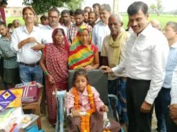 बलिया: एक पैर से जिंदगी की चुनौतियों का सामना कर रही रागिनी की मदद को पहुंचे डीएम, पढ़ाई के लिए दी किताबें और ट्राईसाइकिल